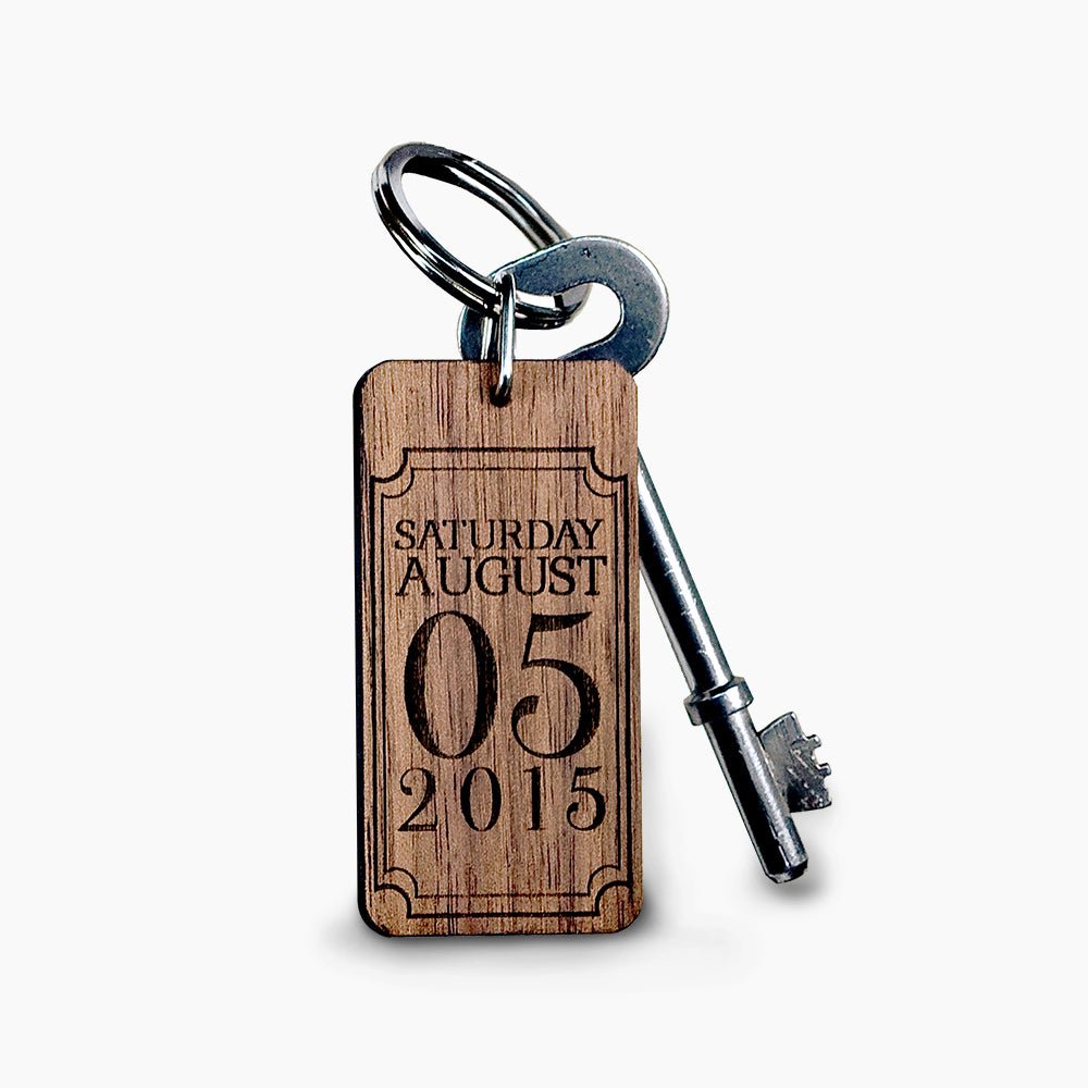 Engraved walnut keyring, rectangle, 60g, kraft boxed