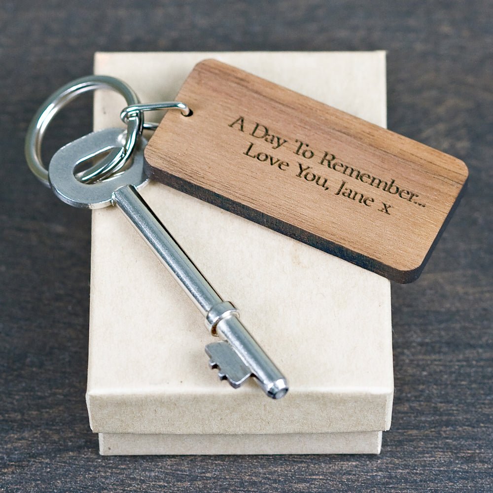 Rectangle keyring in walnut wood with kraft gift box
