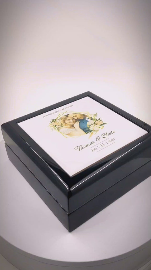 Personalized luxury wedding keepsake box crafted from mahogany wood. Dimensions: 14 x 14 x 6 cm. 