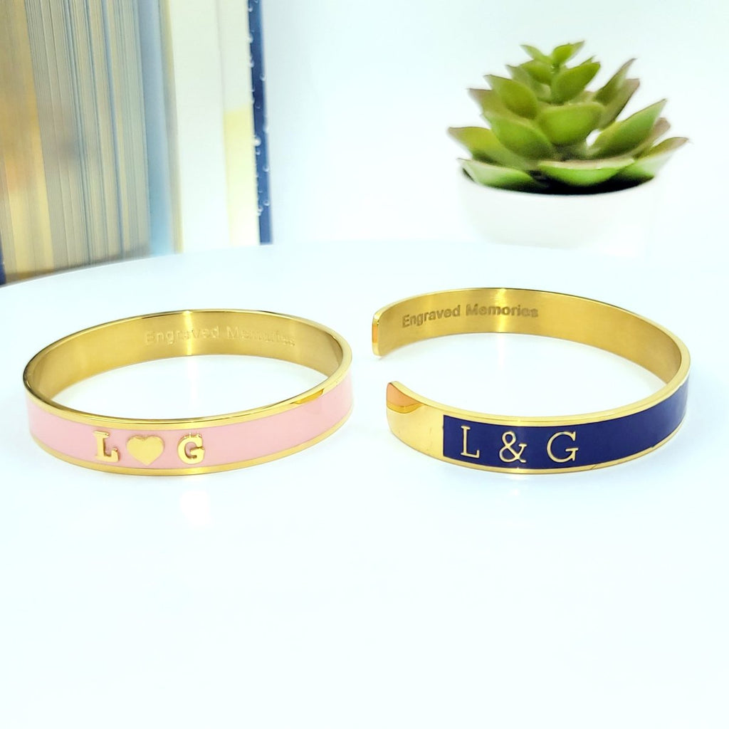 Personalised gold-plated initial letter bangle, enamel stainless steel, adjustable, custom engraving, gift box.