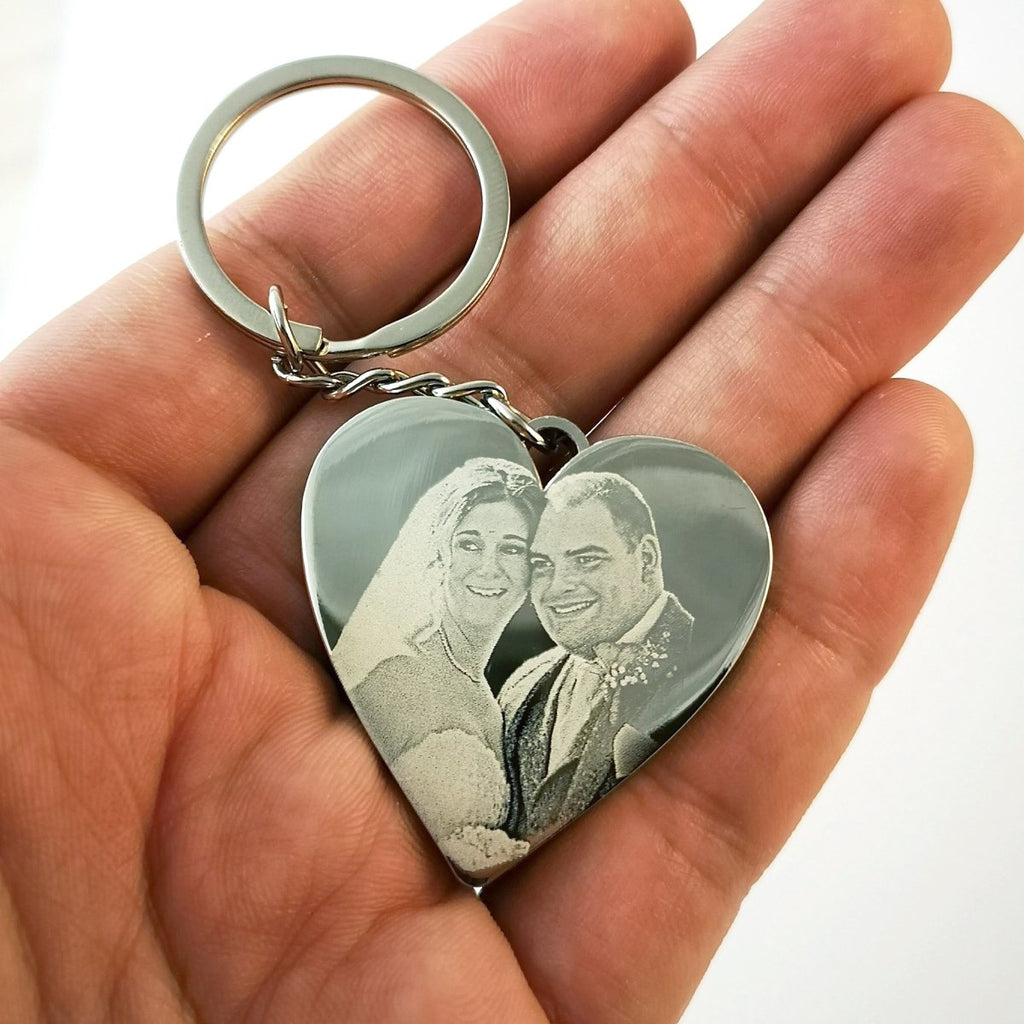 Personalized heart-shaped silver keyring with engraved special date, message, and photo, mirror polished stainless steel, 4cm x 2.5cm