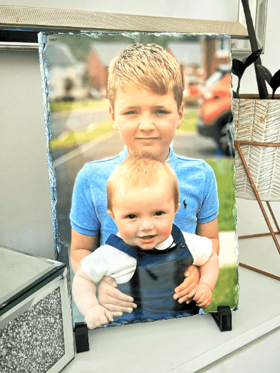 Personalized 15x20 cm natural stone photo slate, high-quality print, rough-cut edges, includes two stand pieces, unique texture.