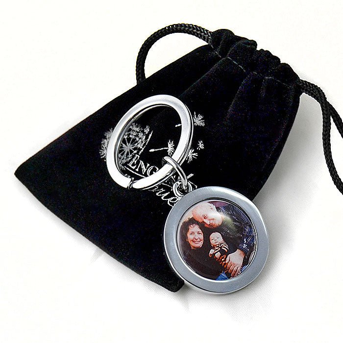 Stylish stainless steel photo keyring, customizable with images and engravings, ideal for heartfelt gifts or personal keepsakes.