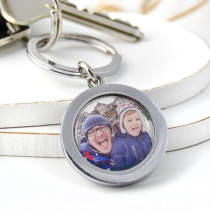 Stylish stainless steel photo keyring, customizable with images and engravings, ideal for heartfelt gifts or personal keepsakes.