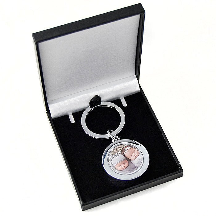 Stylish stainless steel photo keyring, customizable with images and engravings, ideal for heartfelt gifts or personal keepsakes.