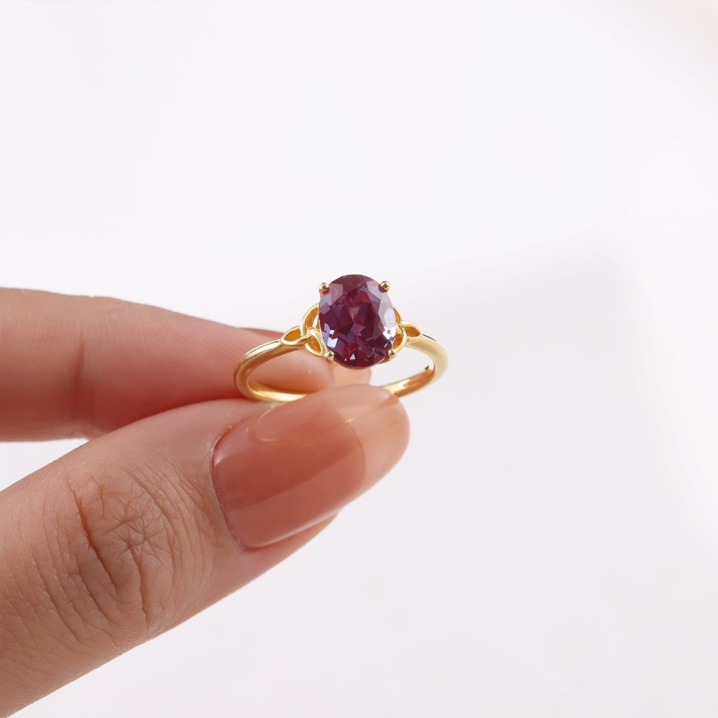 925 sterling silver ring with natural Alexandrite. Color-changing gemstone symbolizing transformation & creativity.