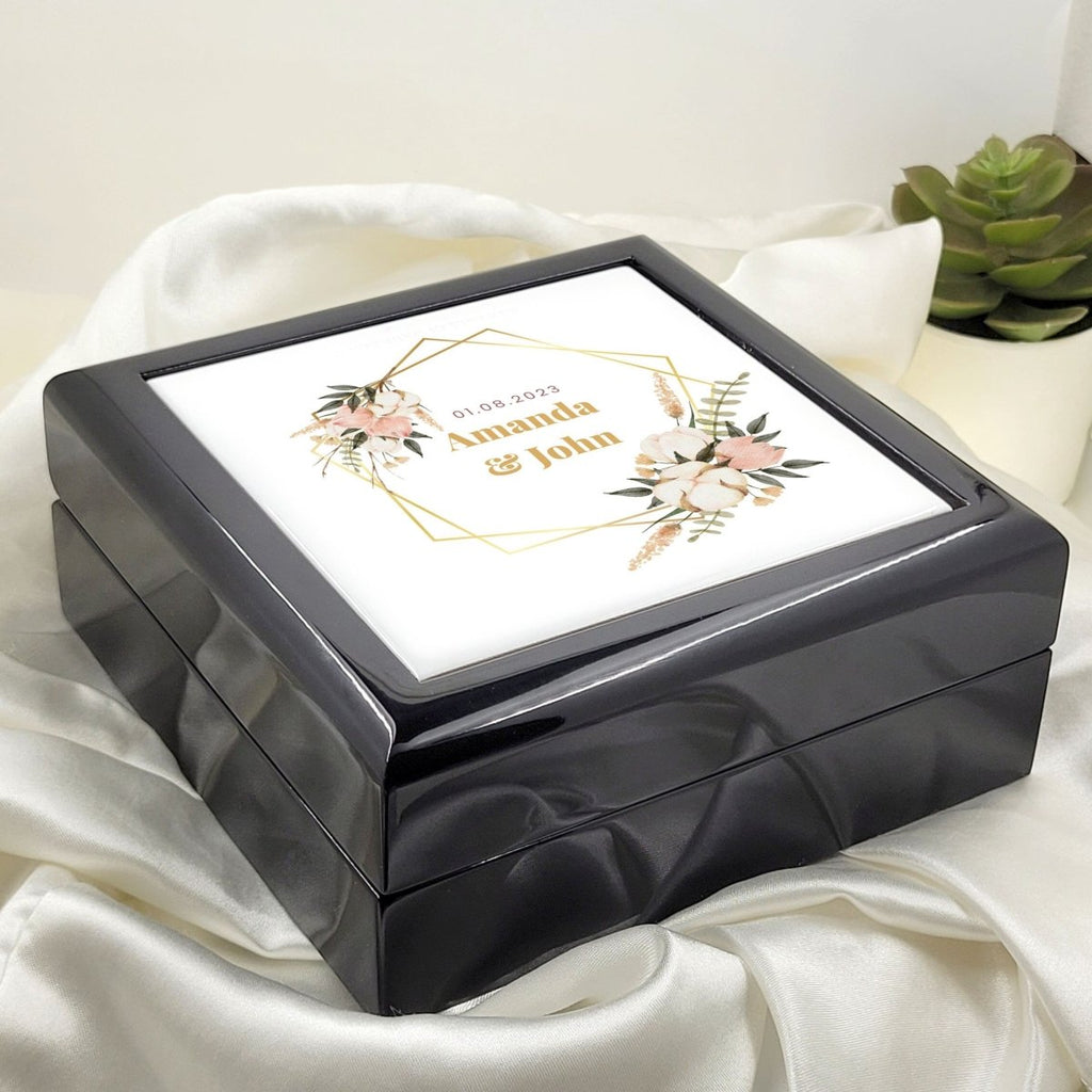 Personalized luxury wedding keepsake box crafted from mahogany wood. Dimensions: 14 x 14 x 6 cm. 