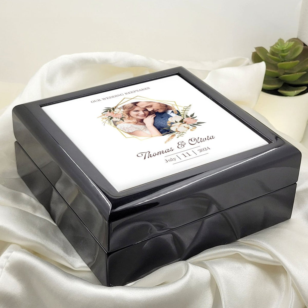 Personalized luxury wedding keepsake box crafted from mahogany wood. Dimensions: 14 x 14 x 6 cm. 