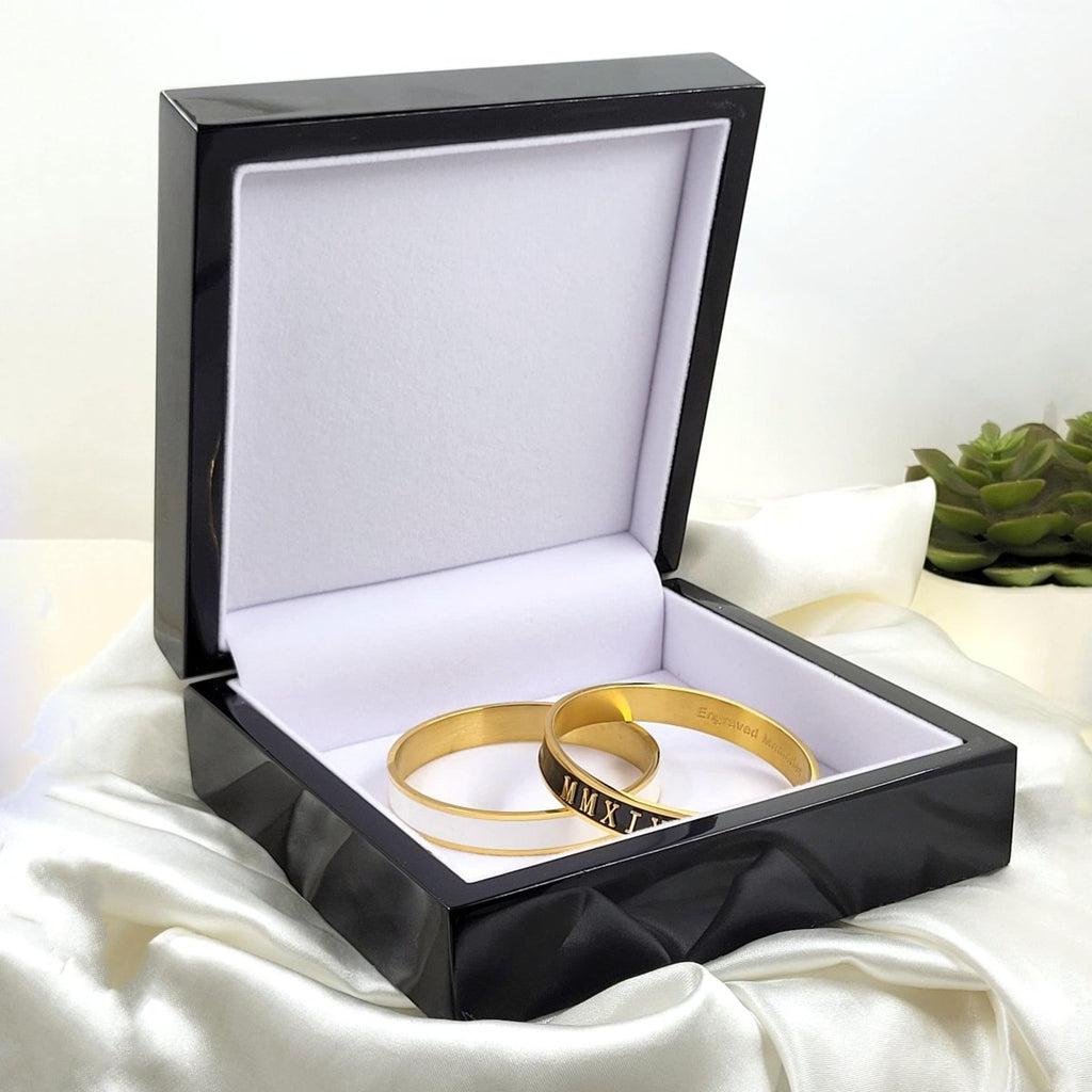 Personalized luxury wedding keepsake box crafted from mahogany wood. Dimensions: 14 x 14 x 6 cm. 